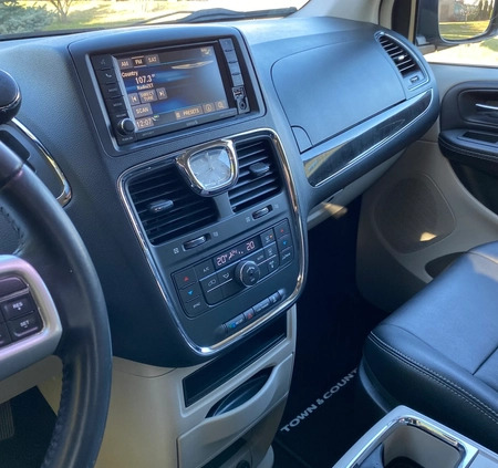 Chrysler Town &amp; Country cena 58000 przebieg: 217000, rok produkcji 2016 z Ciechanowiec małe 254